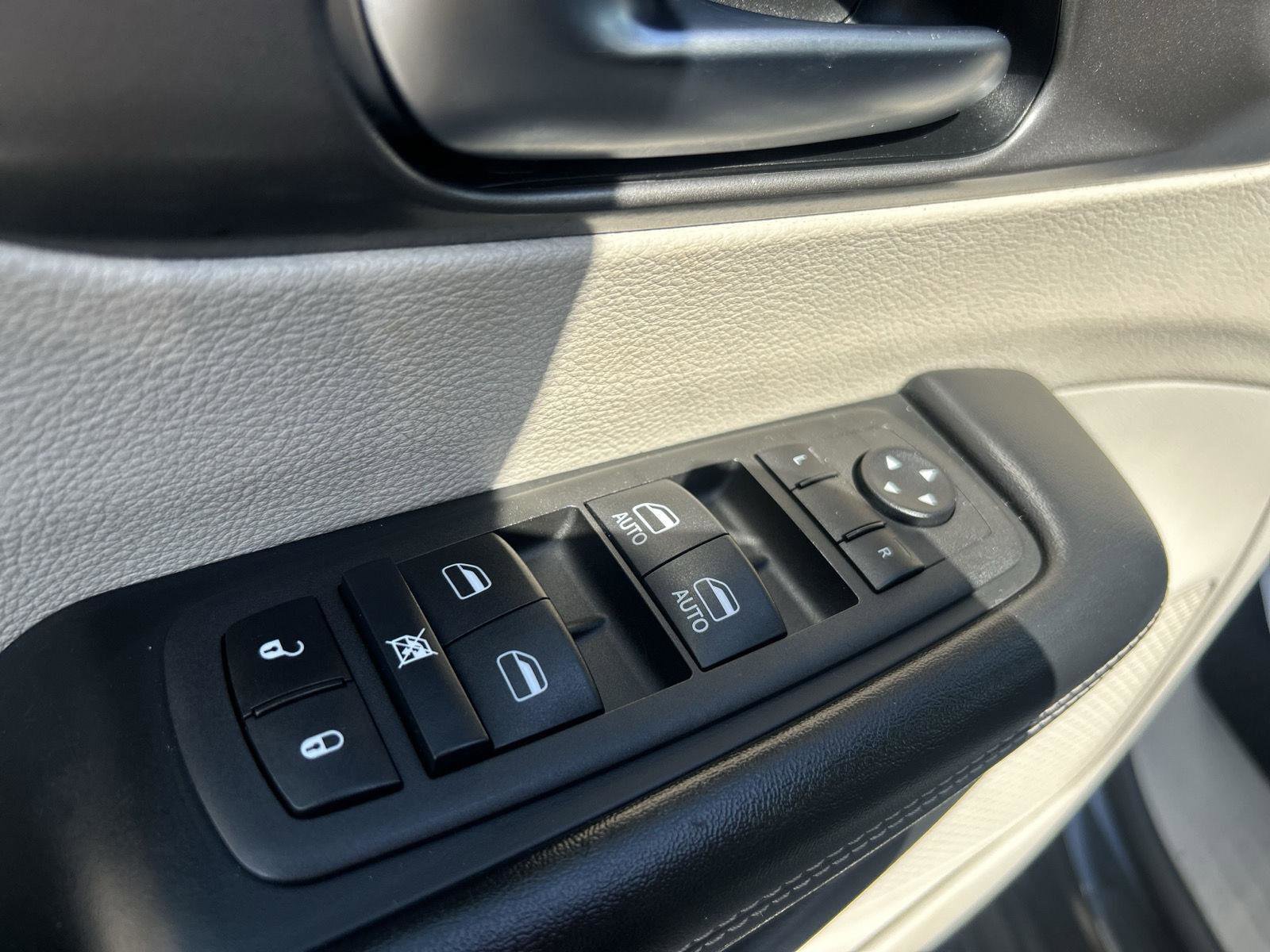 Used 2022 Chrysler Pacifica Touring-L FWD image 13