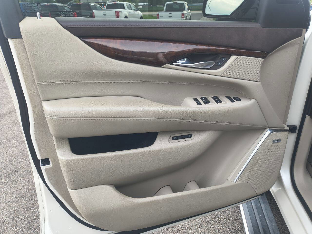 Used 2015 Cadillac Escalade Premium image 17