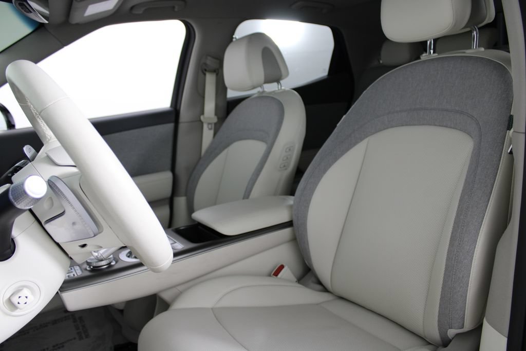 Used 2025 Genesis GV60 RWD image 17