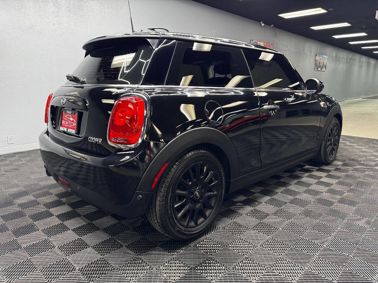 Used 2018 MINI Cooper 2-Door Hardtop w/ Signature Line Package image 12