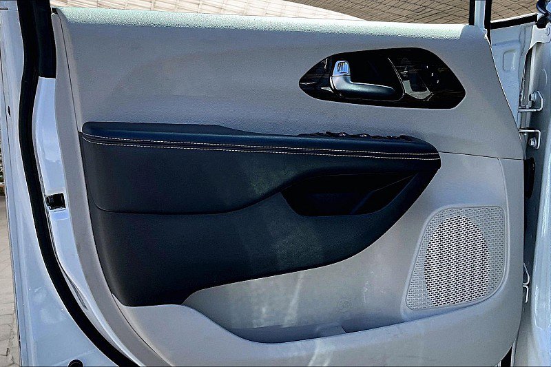 Used 2023 Chrysler Pacifica Limited image 17
