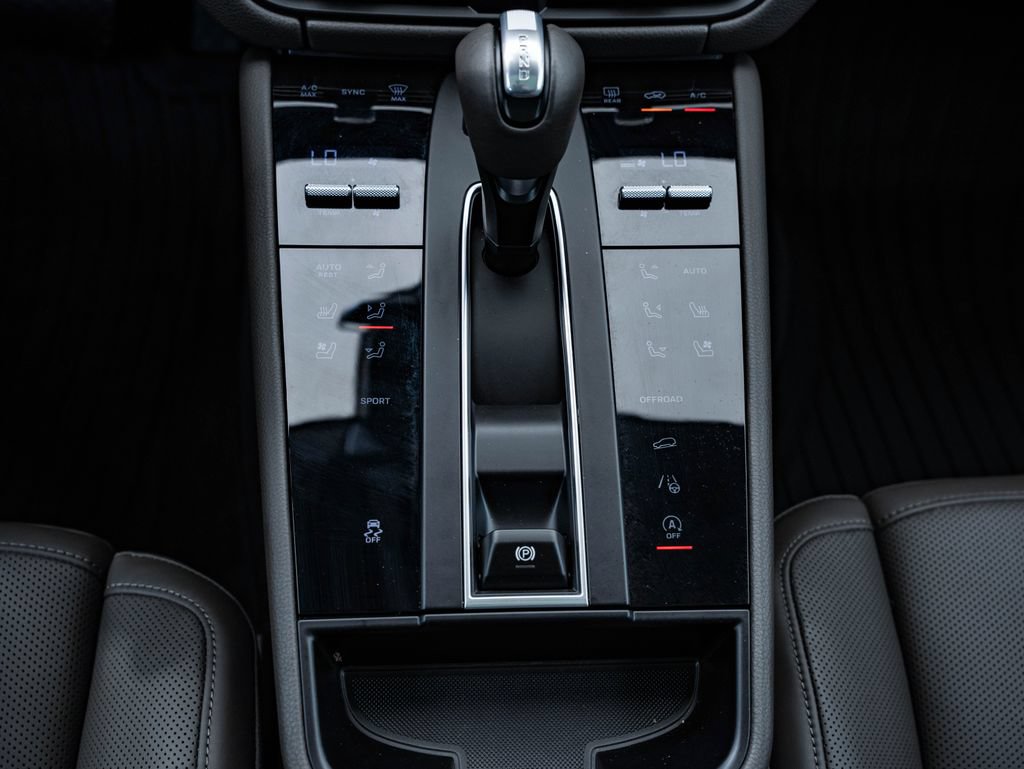 Certified 2025 Porsche Macan AWD/4WD image 37