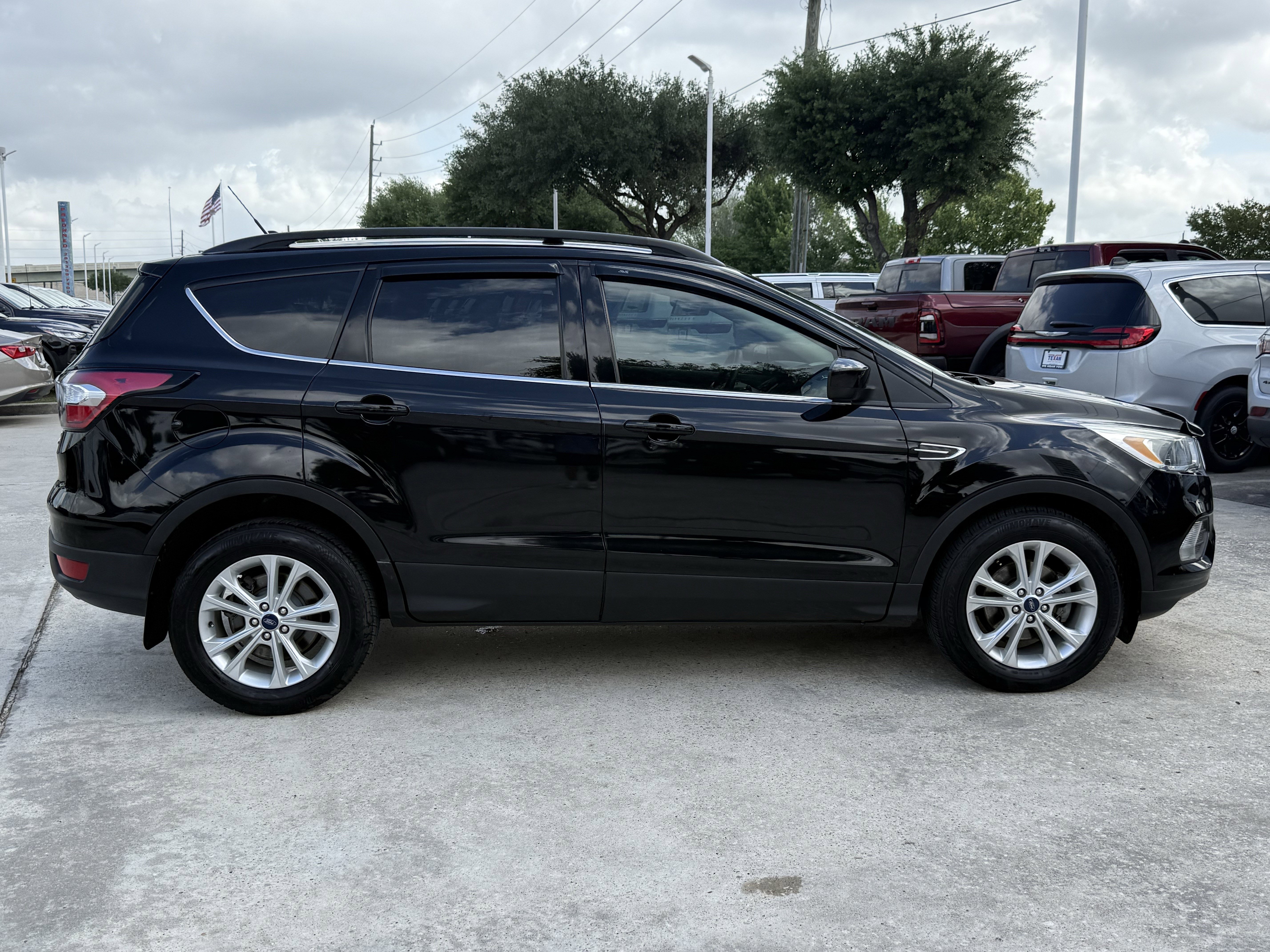 Used 2018 Ford Escape SE w/ SE Sync 3 Package FWD image 3