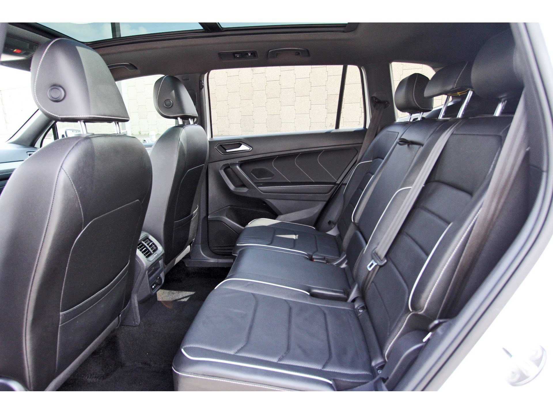 Used 2022 Volkswagen Tiguan SEL R-Line image 32