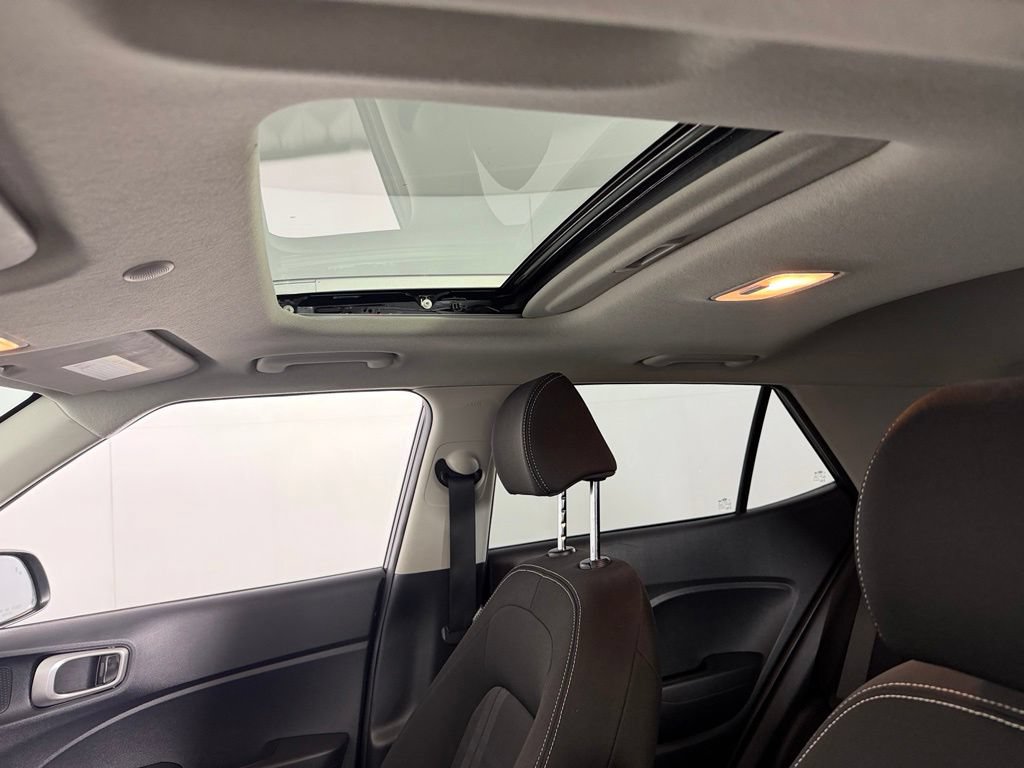 Used 2022 Hyundai Venue SEL FWD image 22