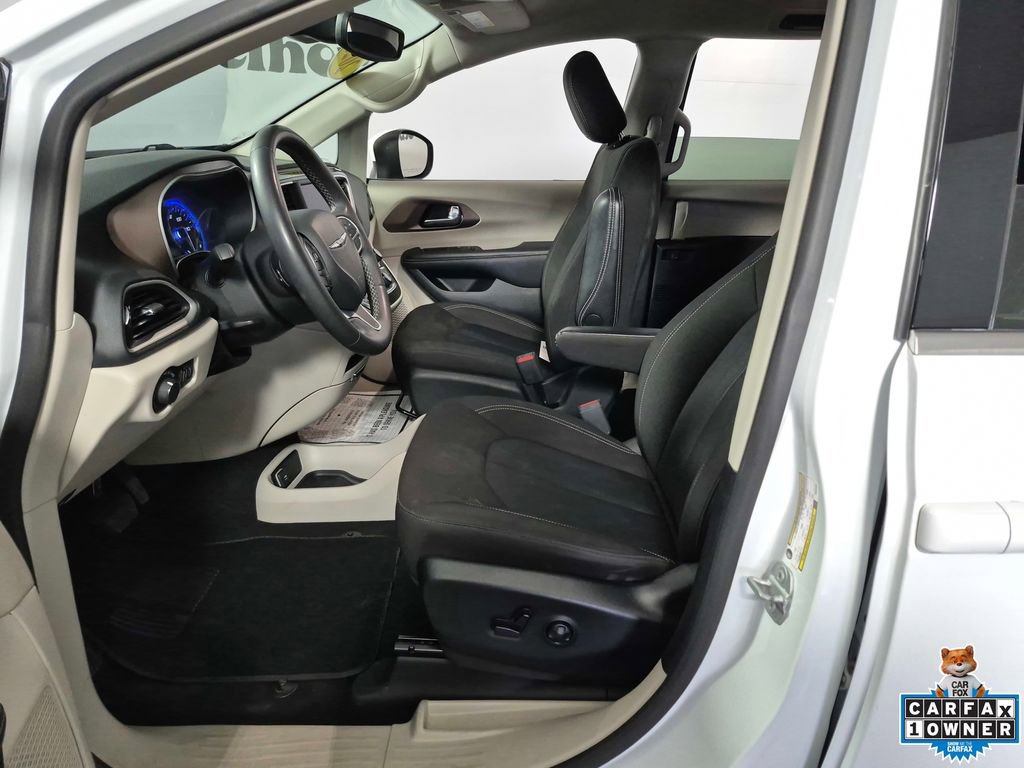 Used 2023 Chrysler Voyager LX image 9