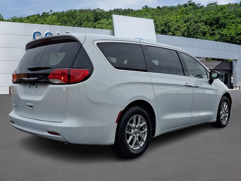 Used 2024 Chrysler Voyager LX image 6