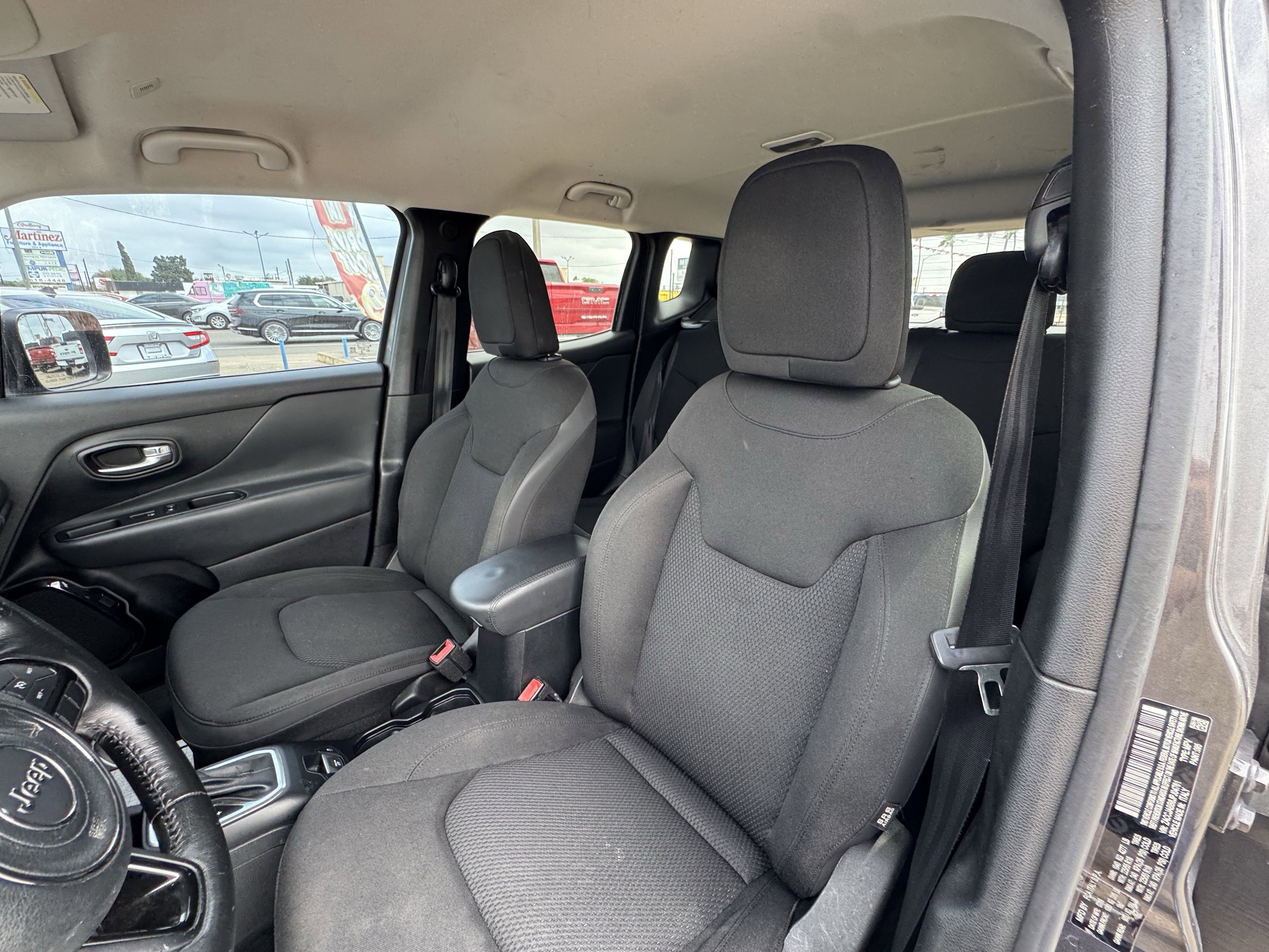 Used 2018 Jeep Renegade Altitude FWD image 19