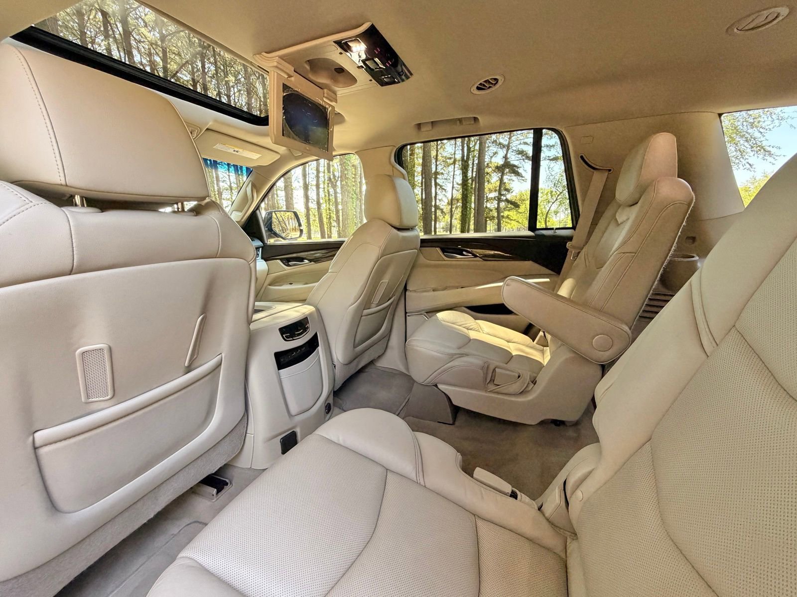 Used 2019 Cadillac Escalade Premium Luxury image 15