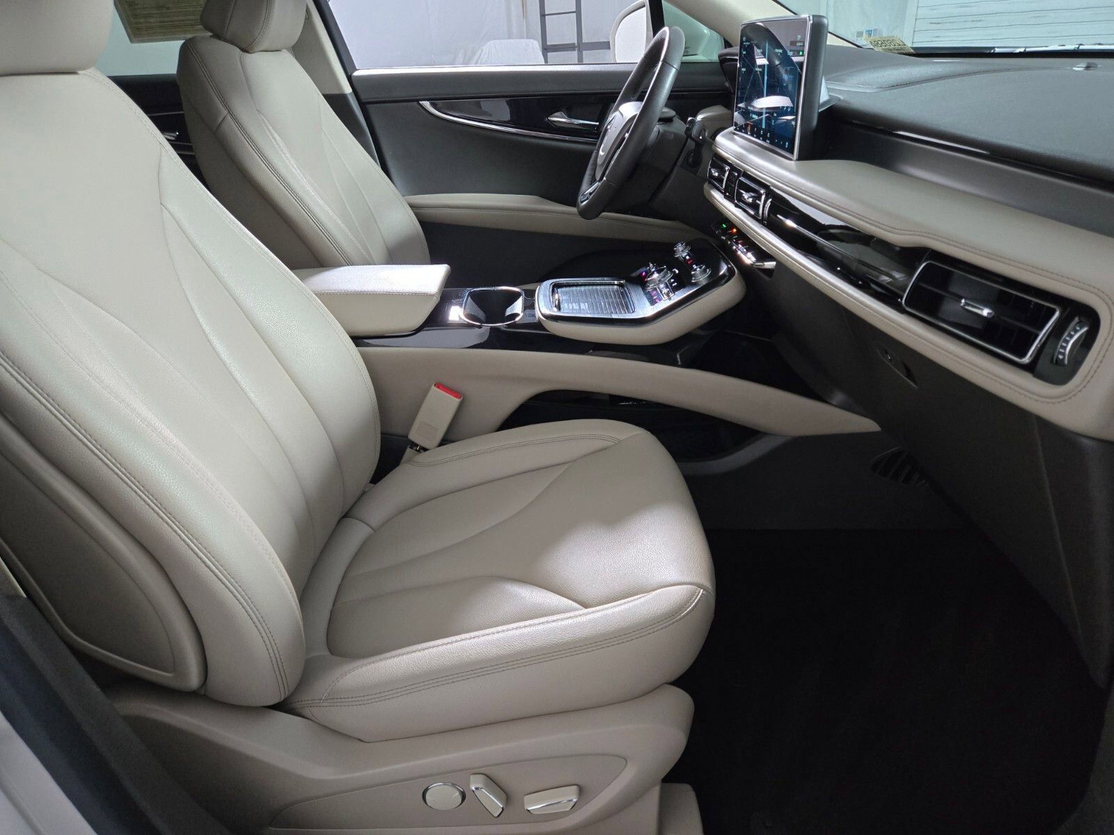 Certified 2022 Lincoln Nautilus AWD w/ Premium Package image 17