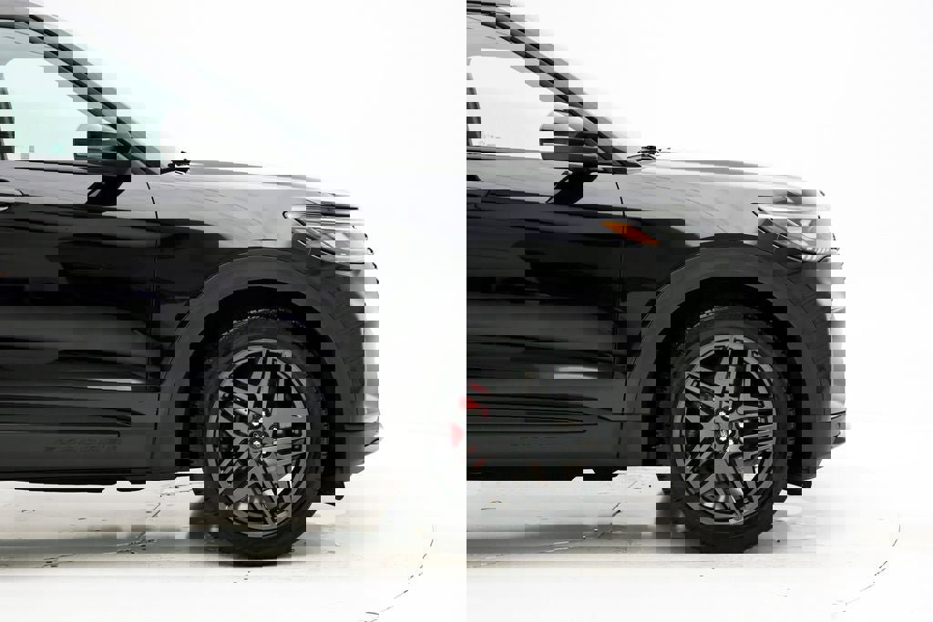 Used 2025 Ford Explorer ST image 4