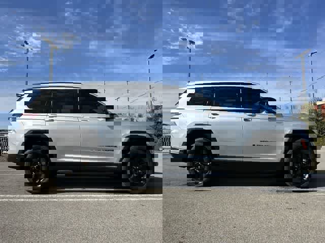 Used 2023 Jeep Grand Cherokee L Laredo image 3