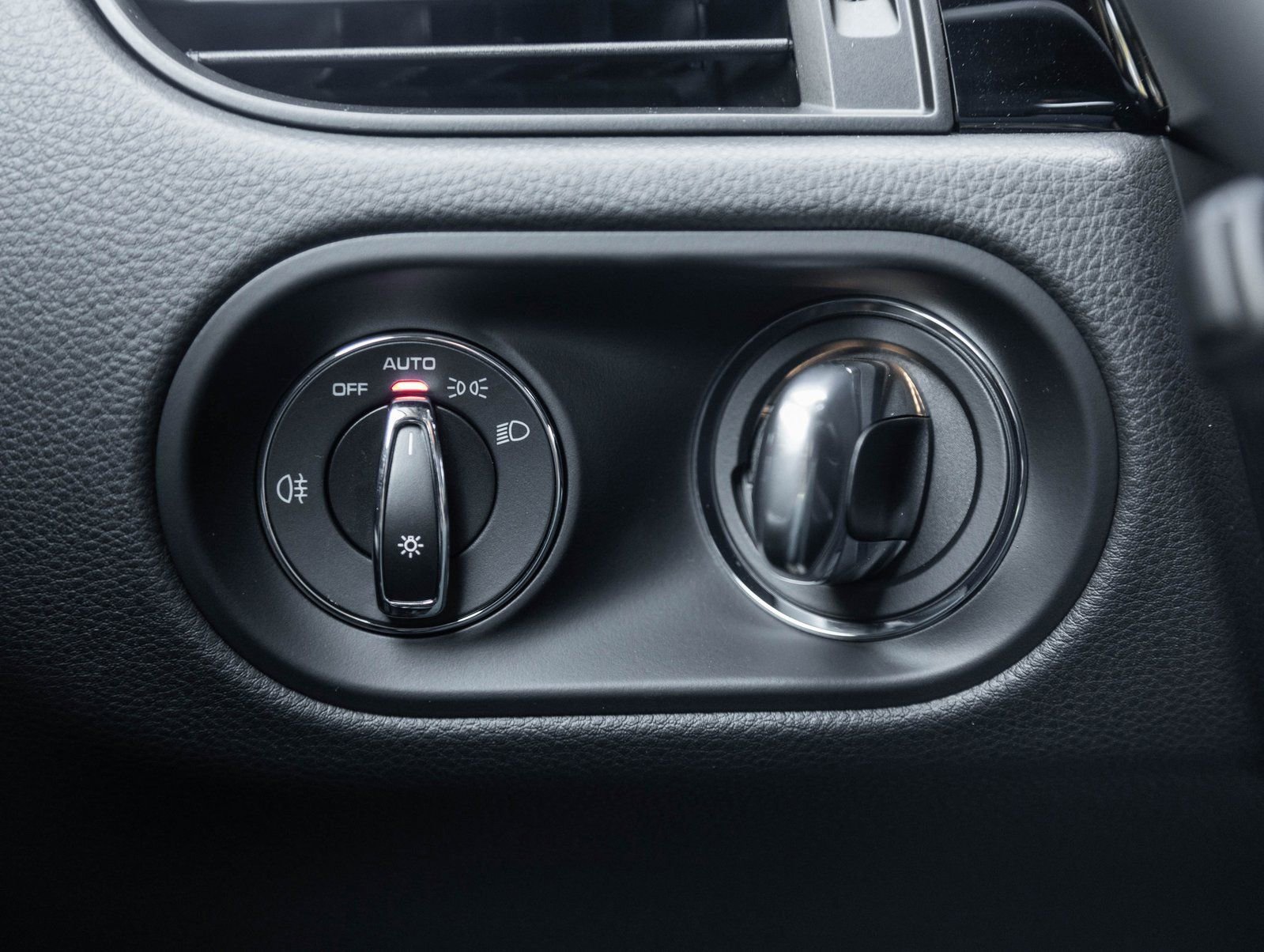 Certified 2026 Porsche Macan image 17