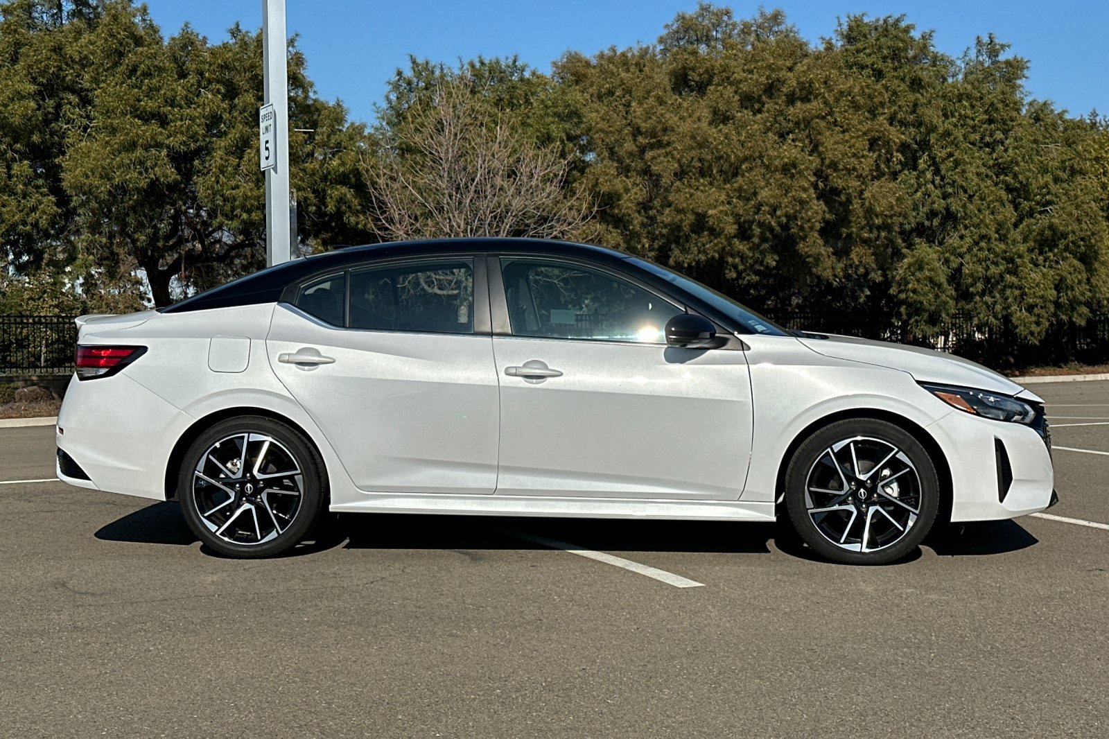 Used 2025 Nissan Sentra SR w/ SR Premium Package image 3