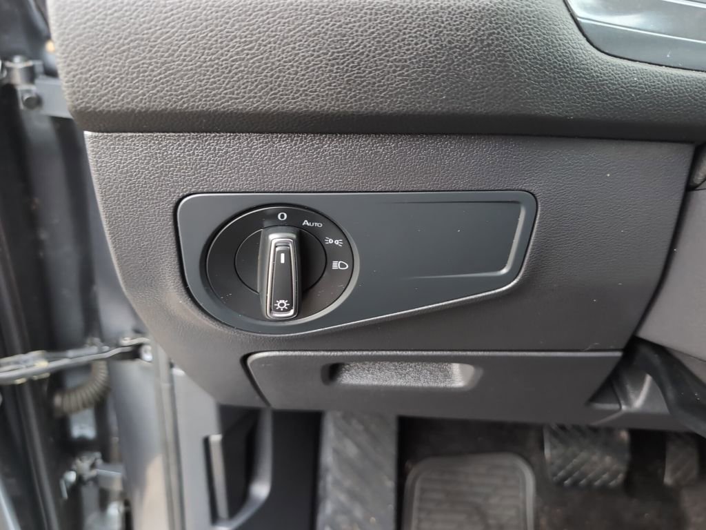 Used 2023 Volkswagen Tiguan SE w/ Panoramic Sunroof Package image 23