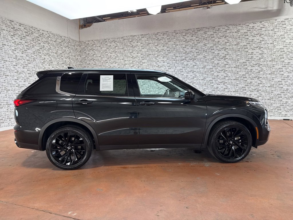 Used 2023 Mitsubishi Outlander SE Black Edition image 6
