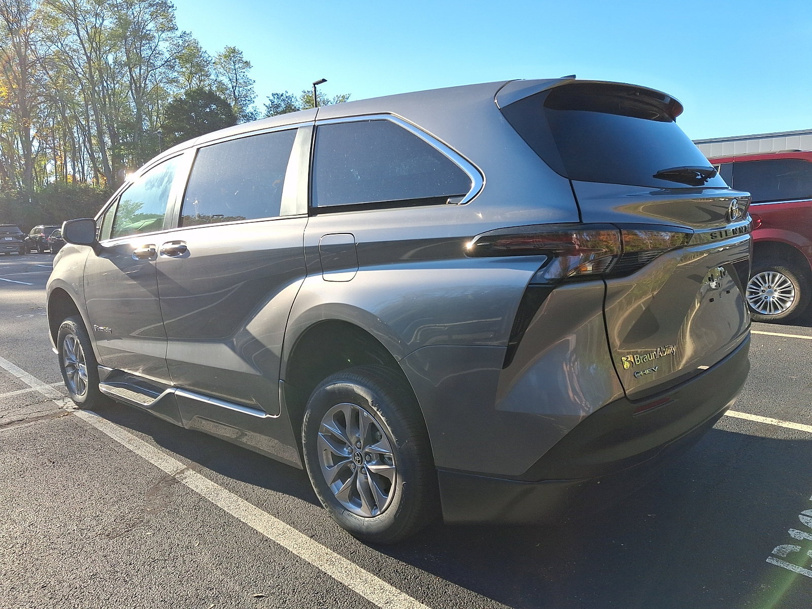 Used 2026 Toyota Sienna LE FWD image 3