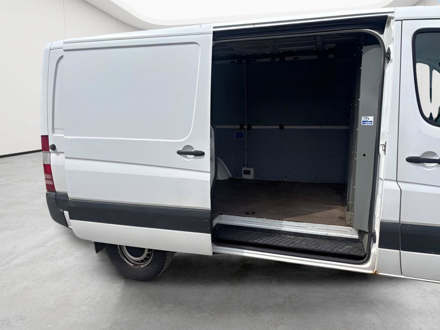 Used 2014 Freightliner Sprinter 2500 RWD image 11