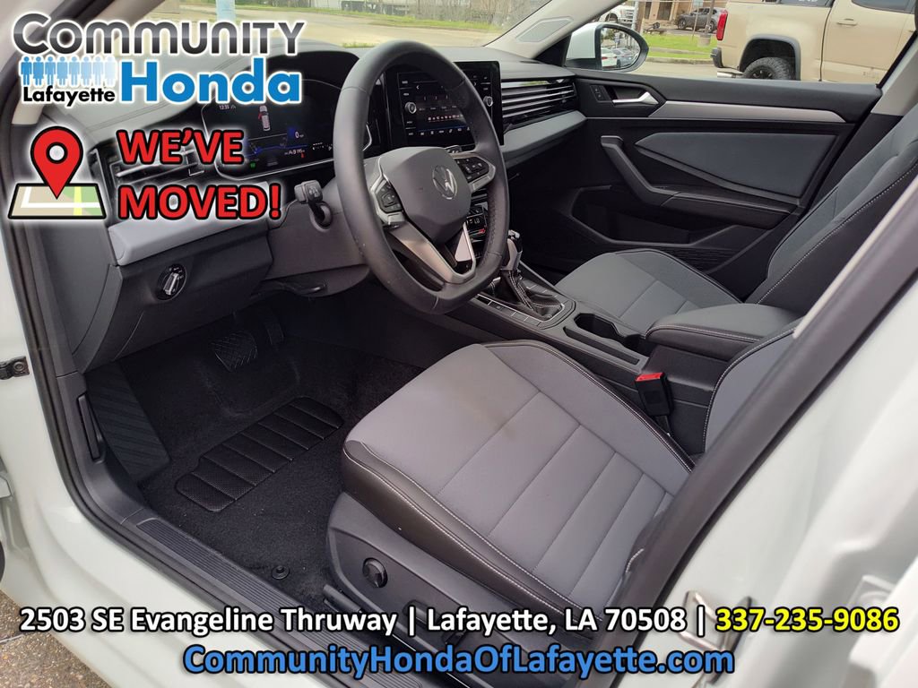 Used 2025 Volkswagen Jetta SE w/ Black Wheel Package FWD image 2