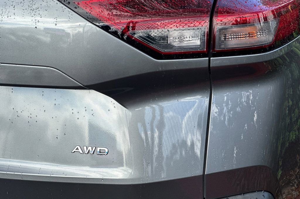 Used 2023 Nissan Rogue S image 30