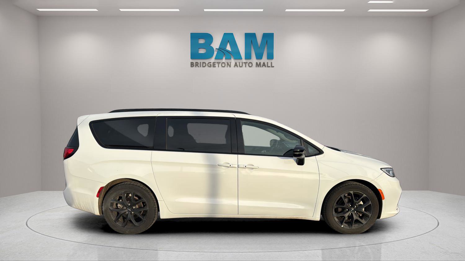 Used 2025 Chrysler Pacifica Limited image 8