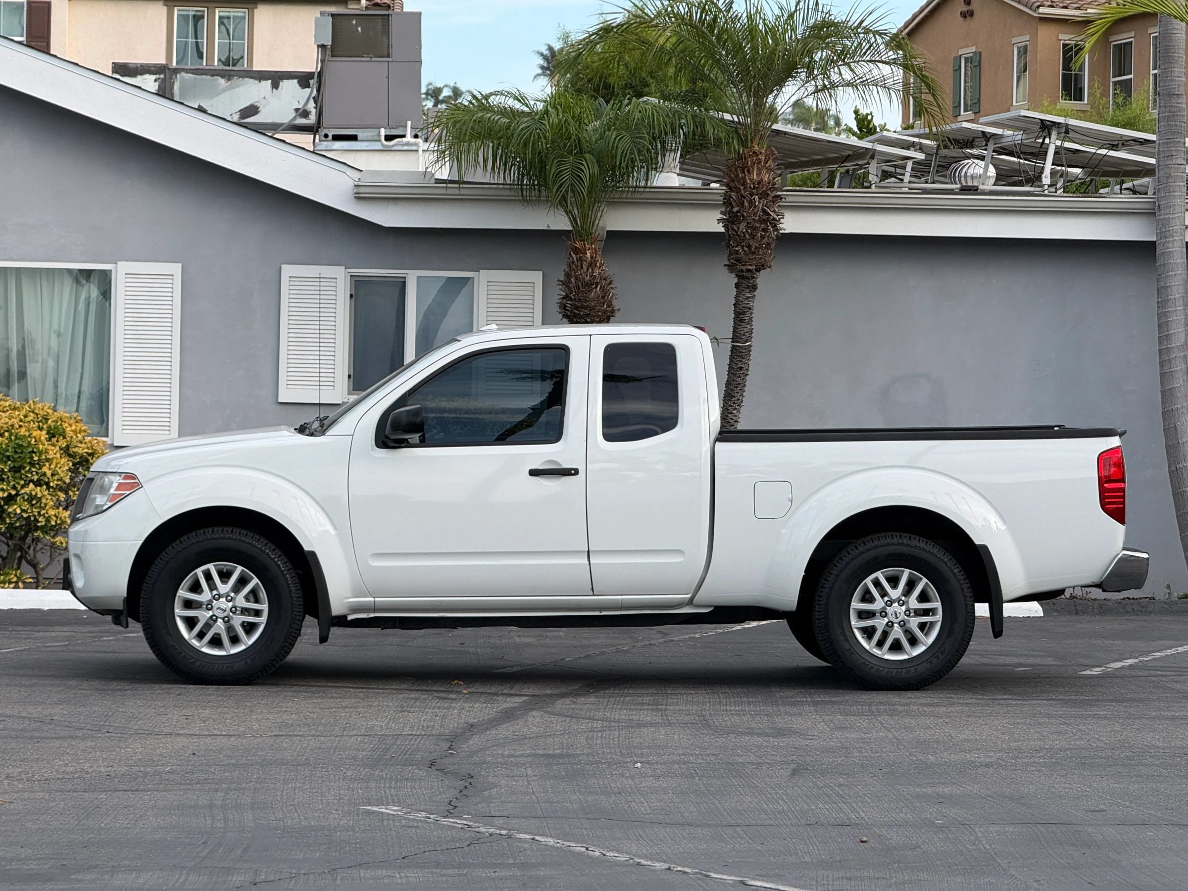 Used 2018 Nissan Frontier SV RWD image 2