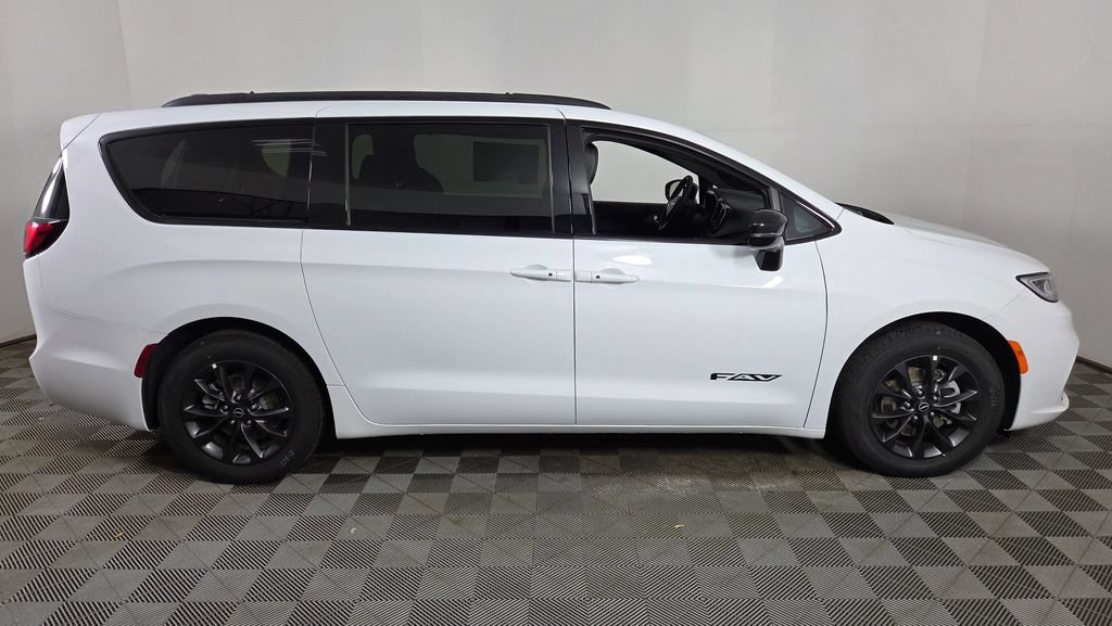 New 2025 Chrysler Pacifica Select w/ Fav Edition Package FWD image 8