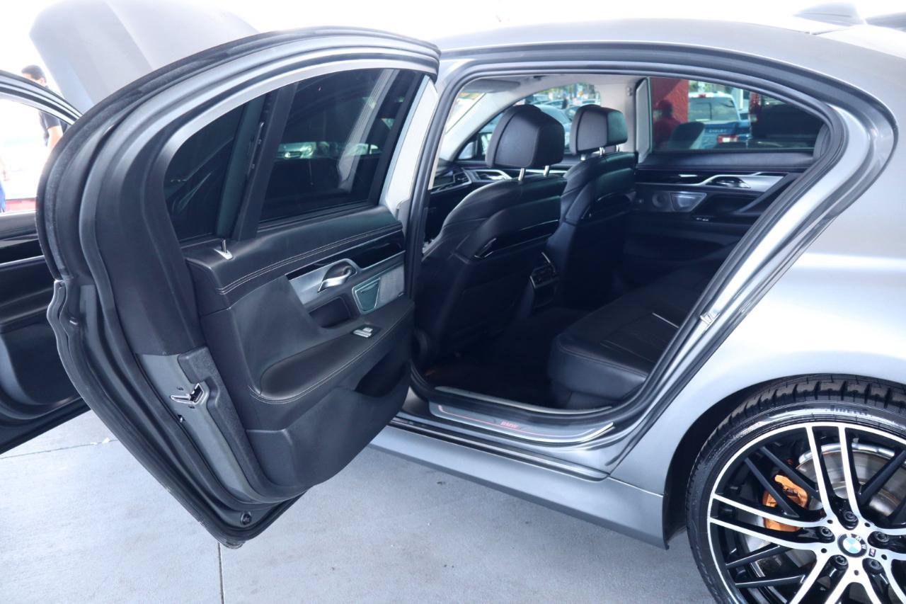 Used 2018 BMW 750i RWD image 32