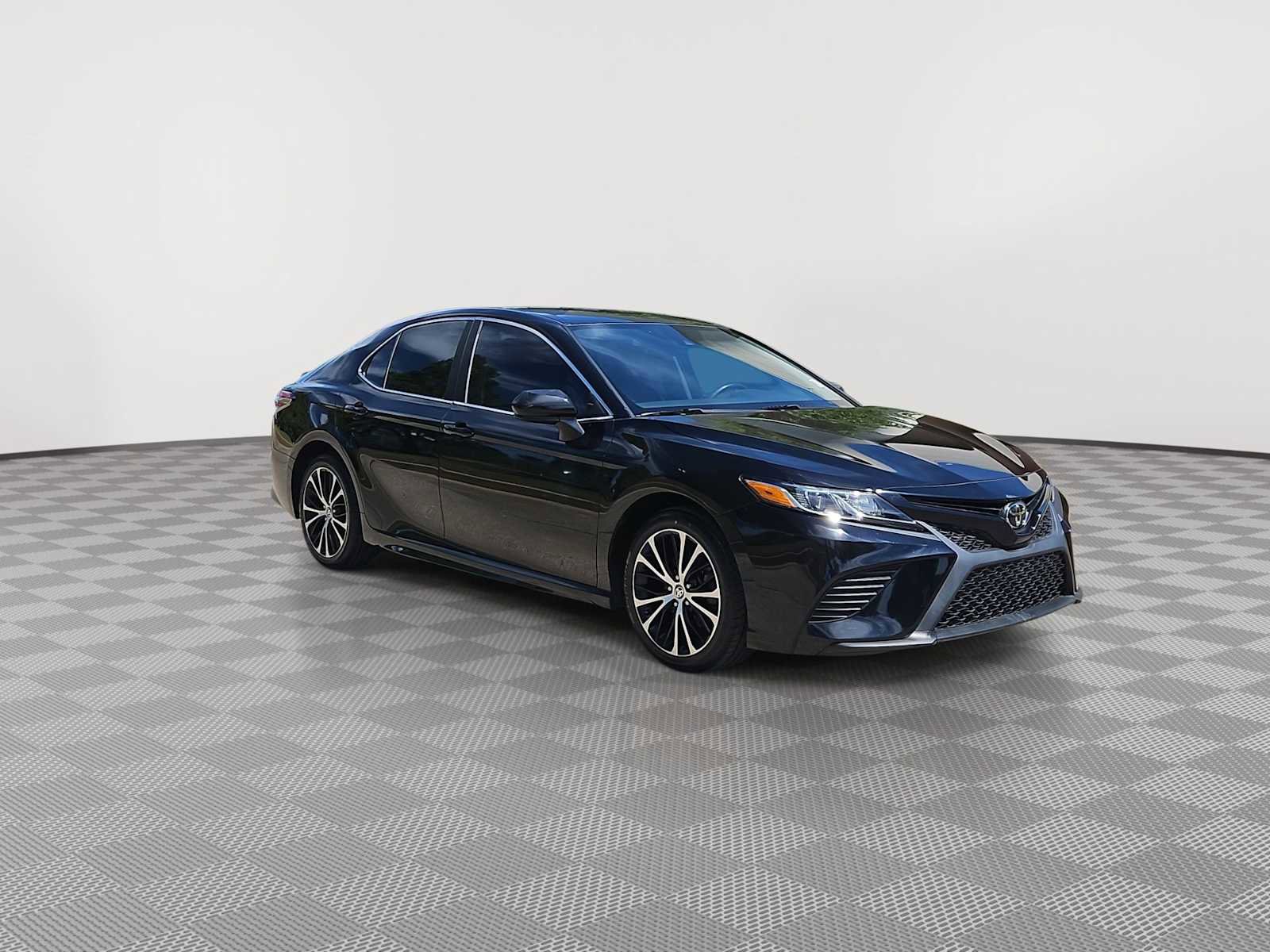Used 2020 Toyota Camry SE FWD image 2