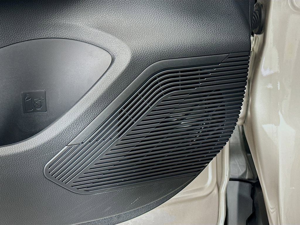 Used 2023 Toyota Venza LE image 18