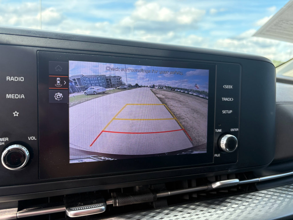 Used 2024 Kia Carnival LX image 15