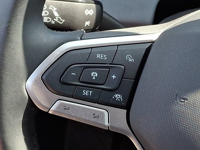 Certified 2025 Volkswagen Jetta SE FWD image 25