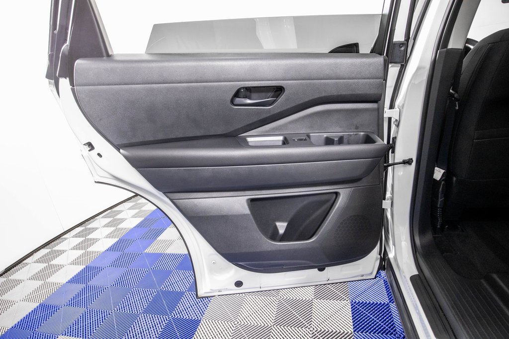 Used 2025 Nissan Pathfinder SV image 16
