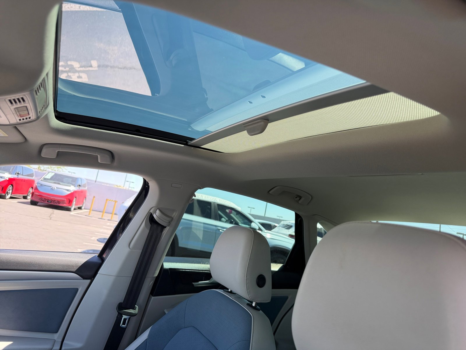 Certified 2025 Volkswagen Jetta SE w/ Sunroof Package image 30