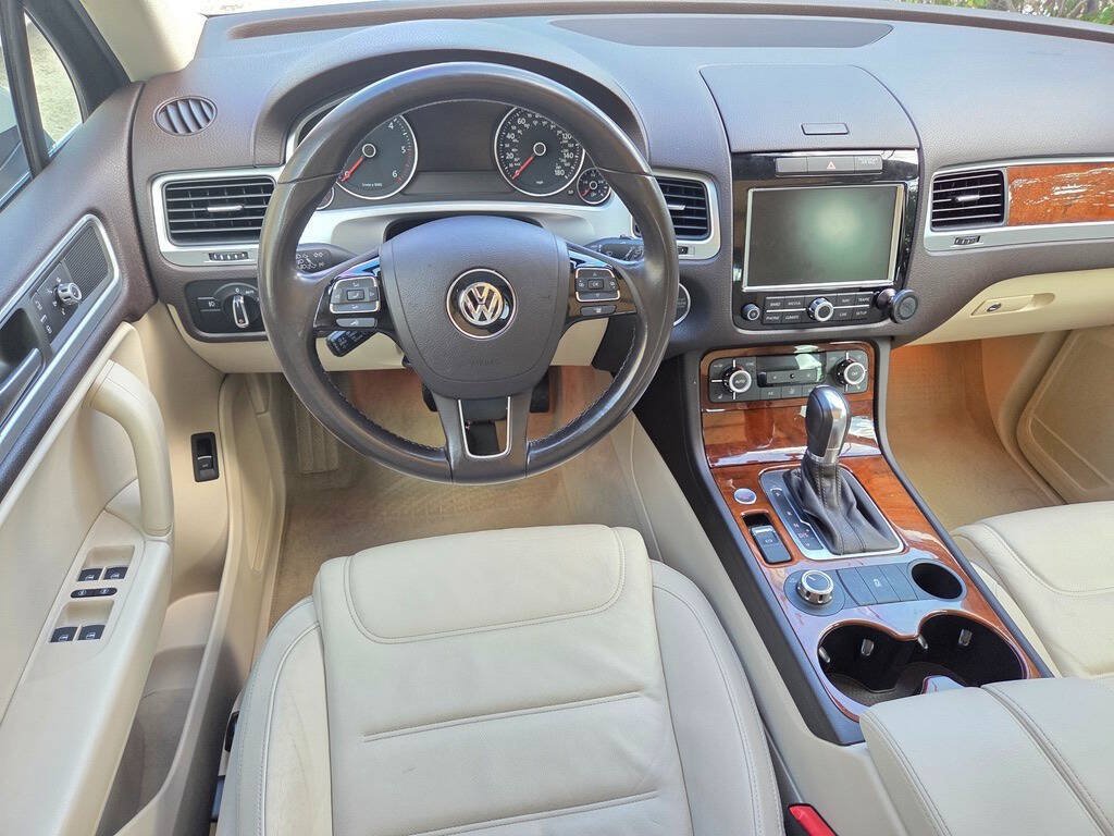 Used 2014 Volkswagen Touareg TDI AWD/4WD image 32