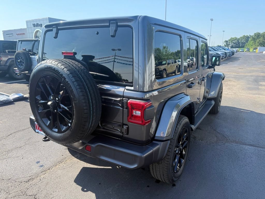 Used 2025 Jeep Wrangler Unlimited Sahara AWD/4WD image 3