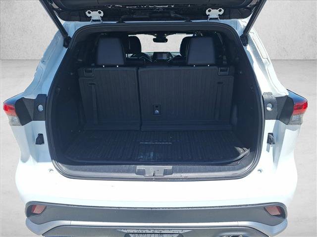Used 2022 Toyota Highlander XSE FWD image 6