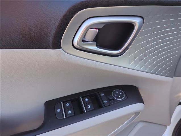 Used 2025 Kia Soul LX FWD image 11