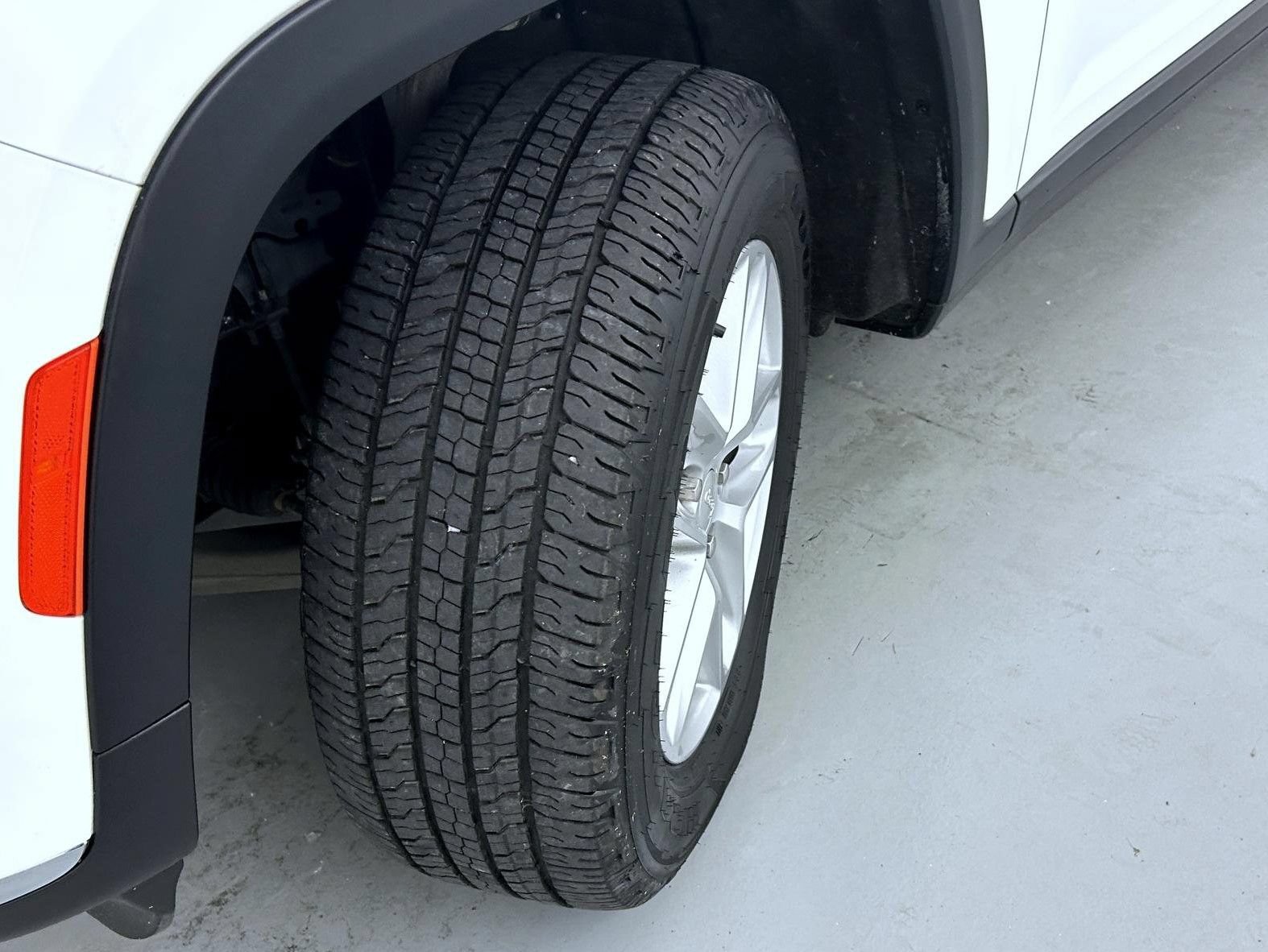 Used 2023 Jeep Grand Cherokee L Laredo AWD/4WD image 26