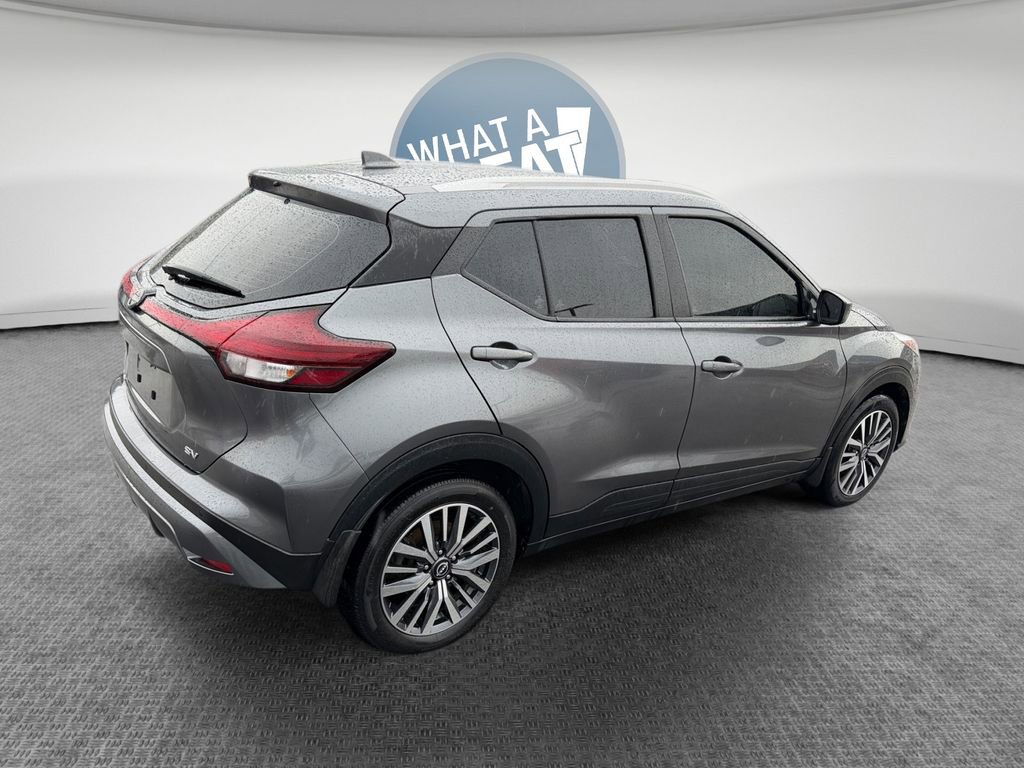 Used 2022 Nissan Kicks SV image 3