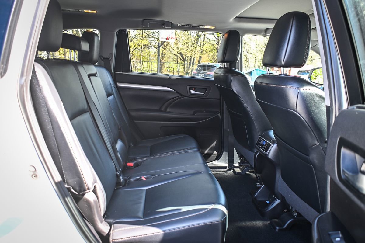 Used 2019 Toyota Highlander XLE AWD/4WD image 17