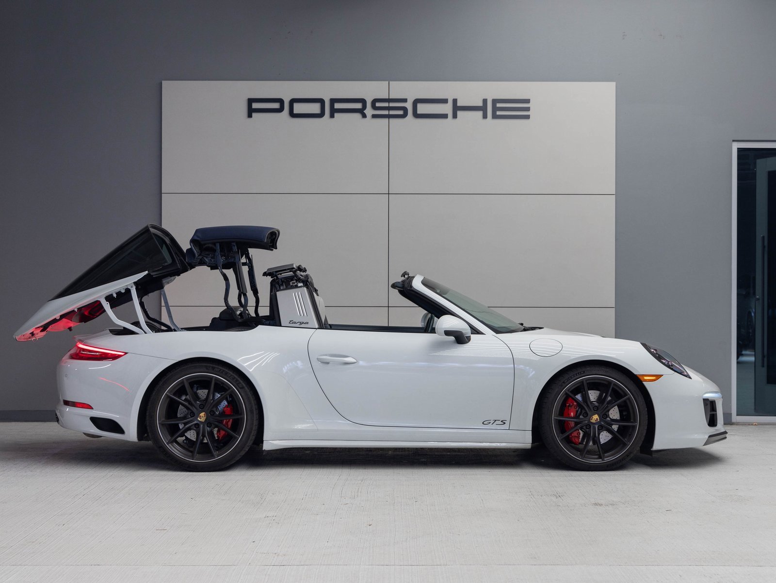 Used 2019 Porsche 911 Targa 4 GTS image 9