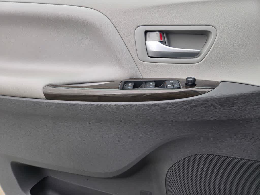 Used 2018 Toyota Sienna XLE w/ XLE Navigation Package FWD image 19
