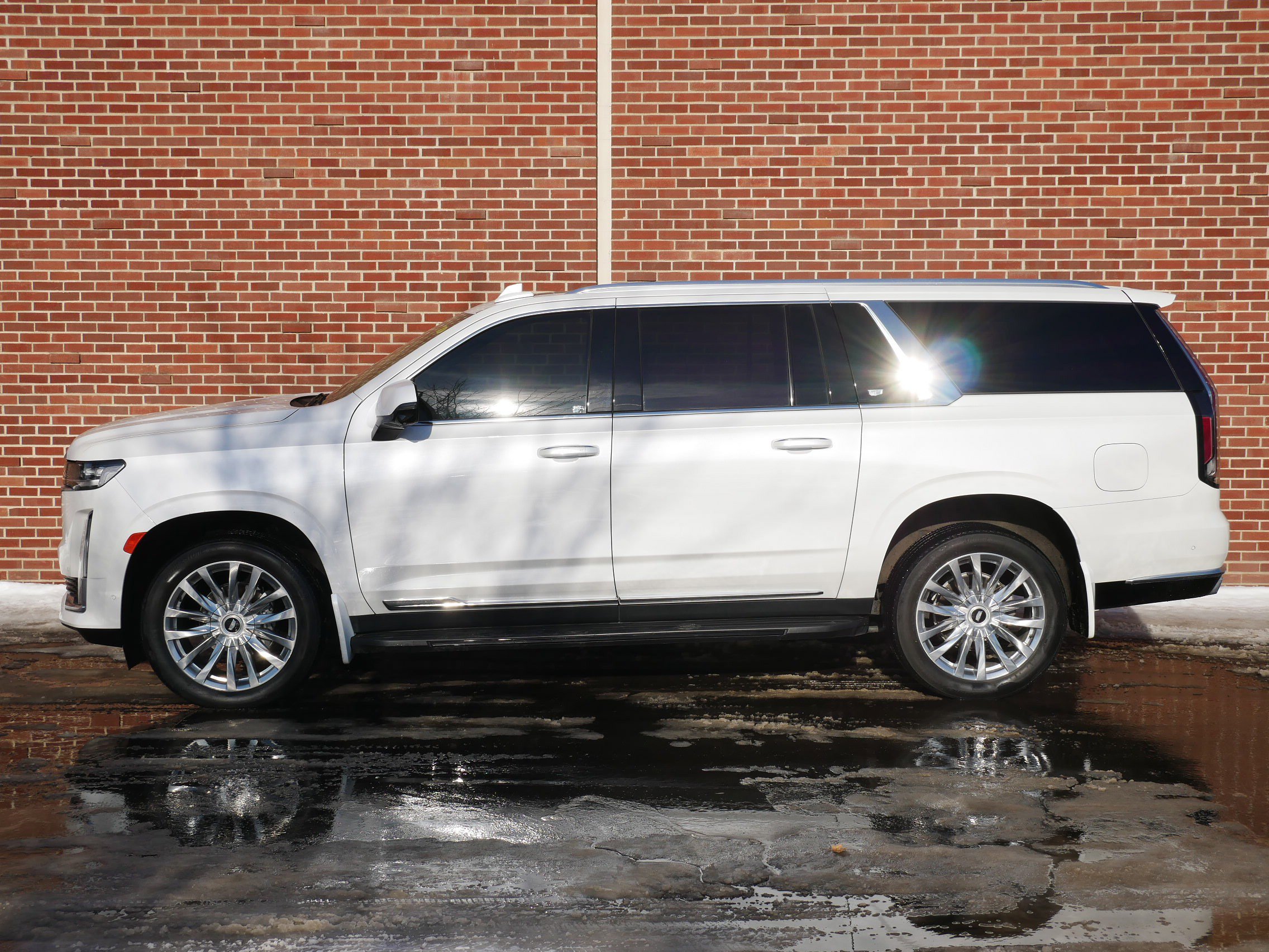 Used 2023 Cadillac Escalade ESV Premium Luxury image 2