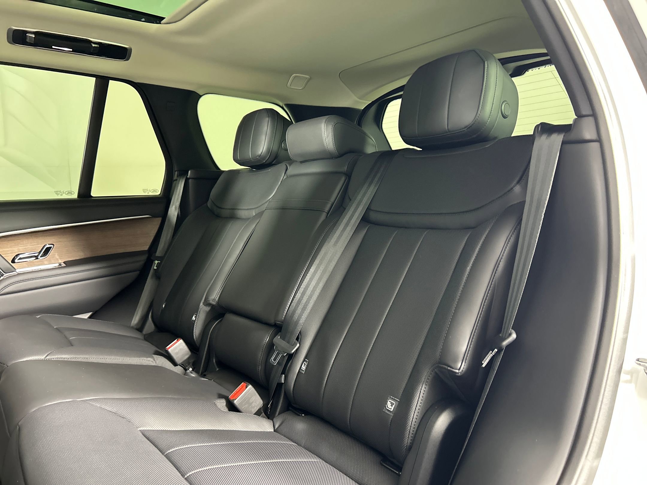 New 2025 Land Rover Range Rover SE image 18