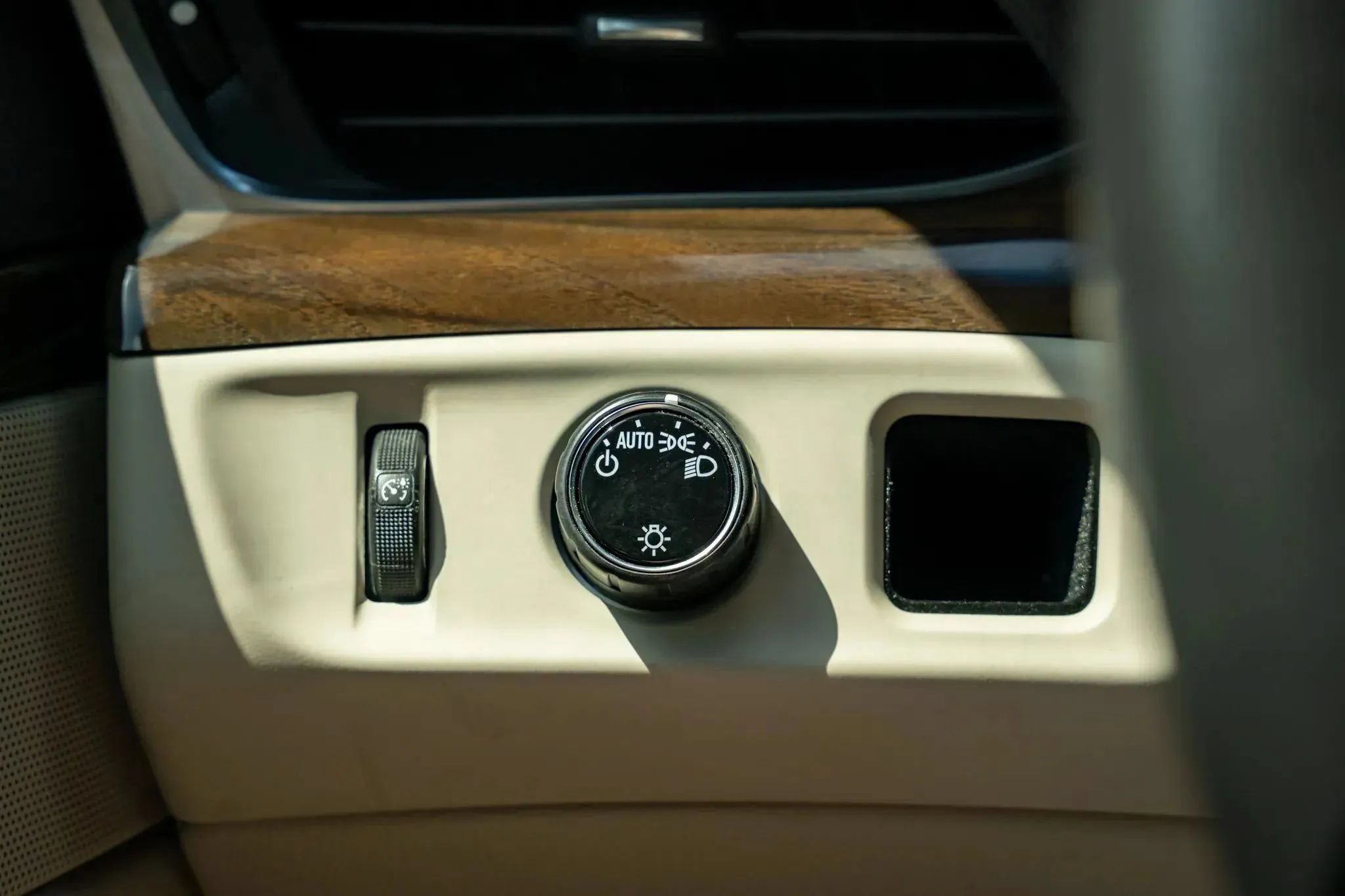 Used 2020 Cadillac Escalade Luxury RWD image 28