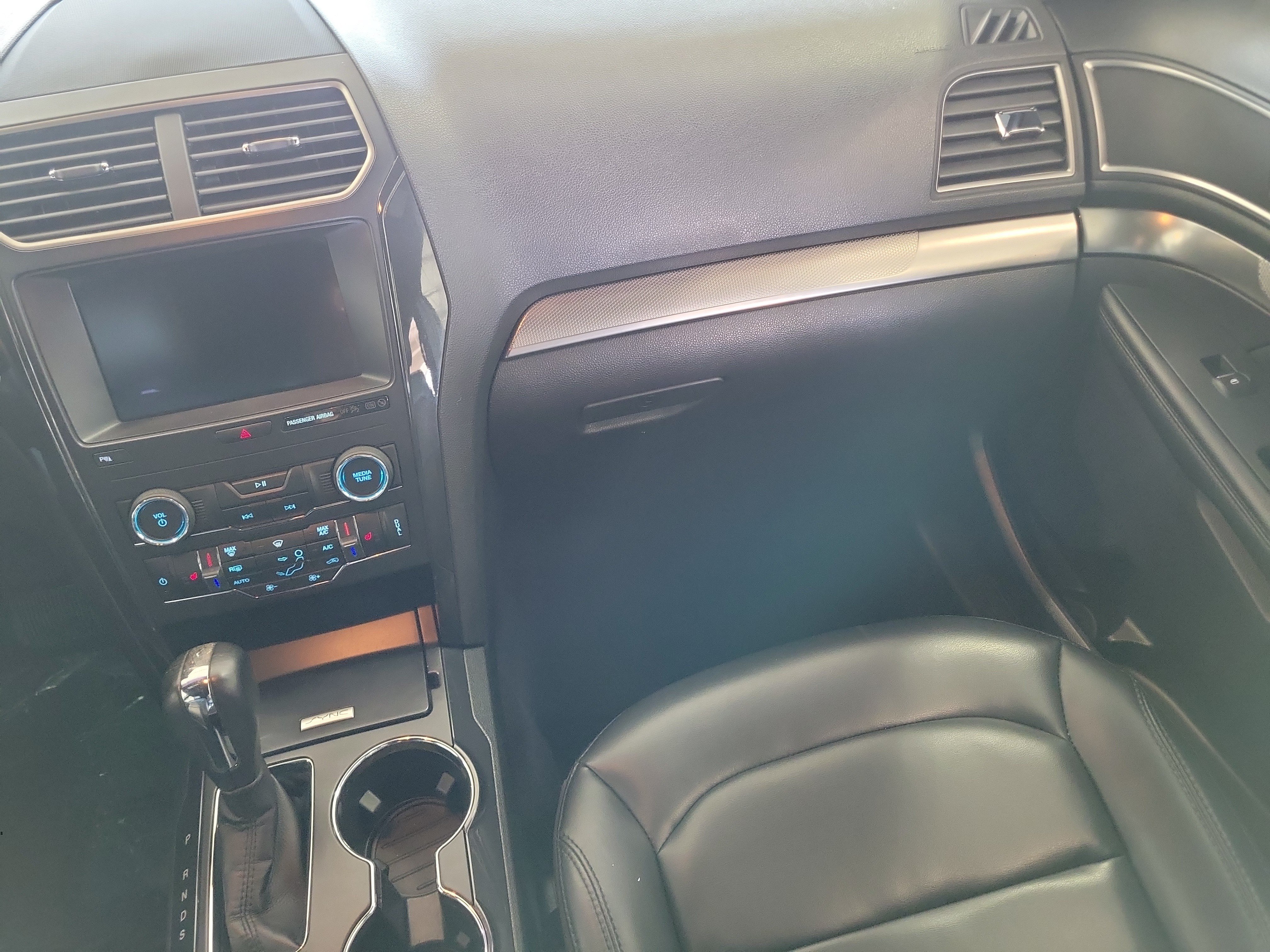 Used 2019 Ford Explorer XLT w/ Equipment Group 202A FWD image 18