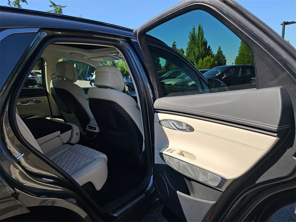 Used 2025 Genesis GV70 3.5T Sport w/ Sport Advanced Package image 14