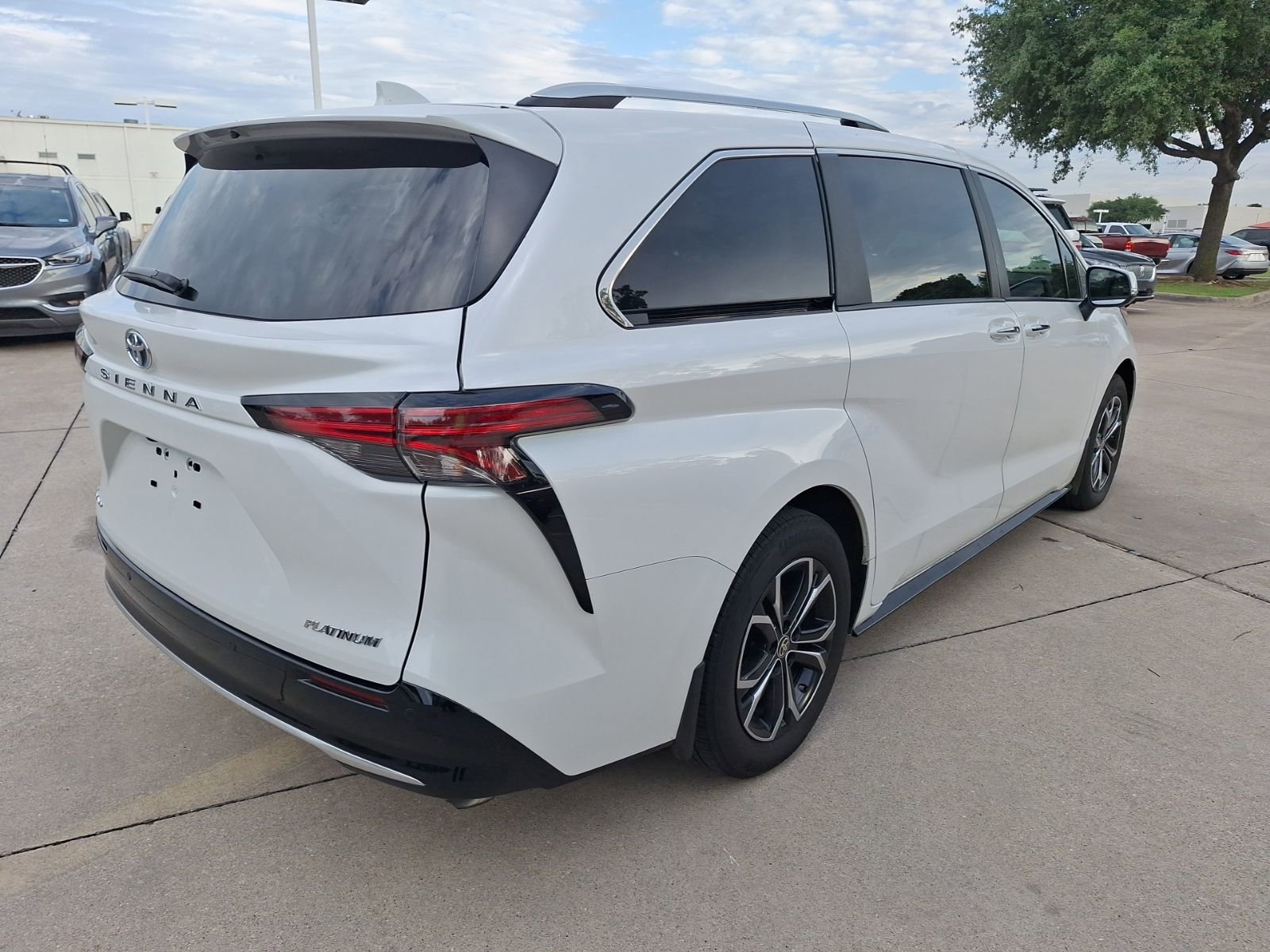 Used 2025 Toyota Sienna Platinum AWD/4WD image 6