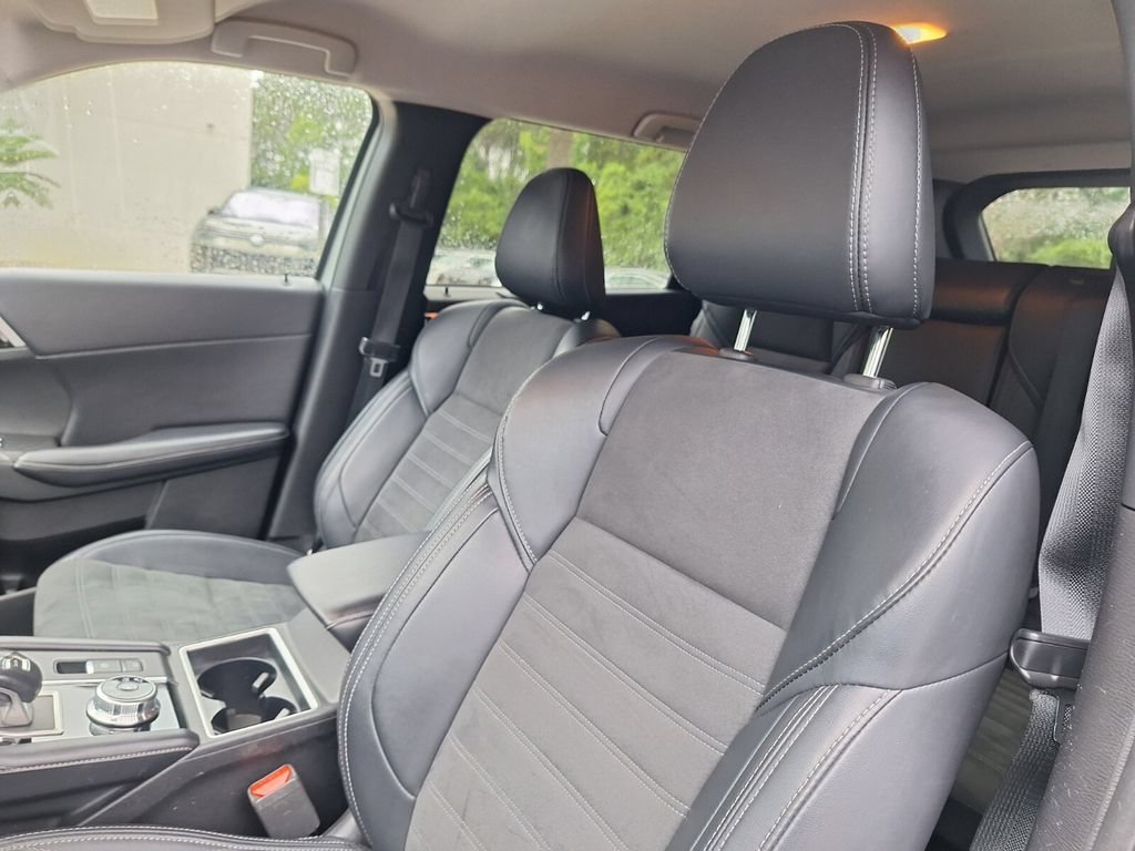 Used 2024 Mitsubishi Outlander SE Black Edition FWD image 11